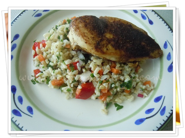 Pollo especiado y ensalada de arroz