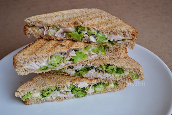 Sandwiches de jamón con brócoli y quesos