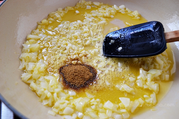 Agregando el comino y el ajo