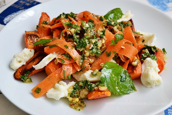 Ensalada de zanahorias rostizadas, pesto y mozzarella