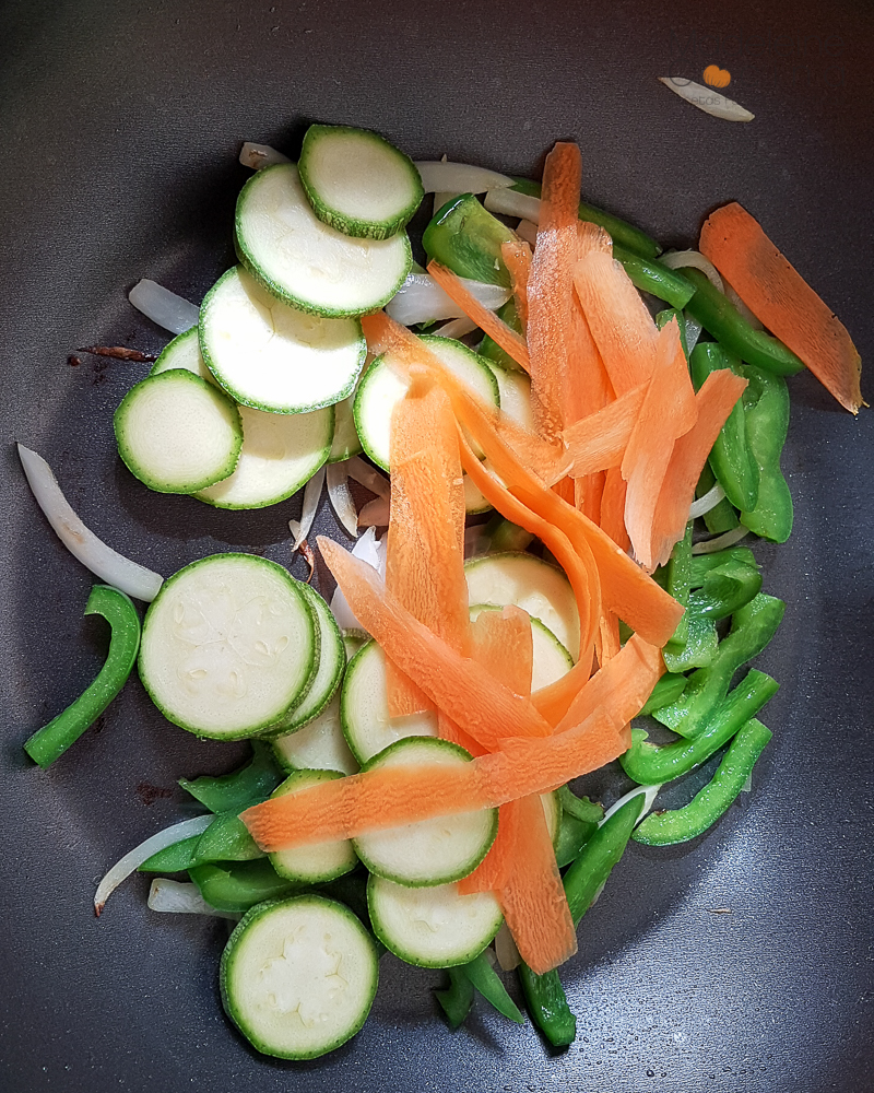 Agregando zanahoria y calabacita