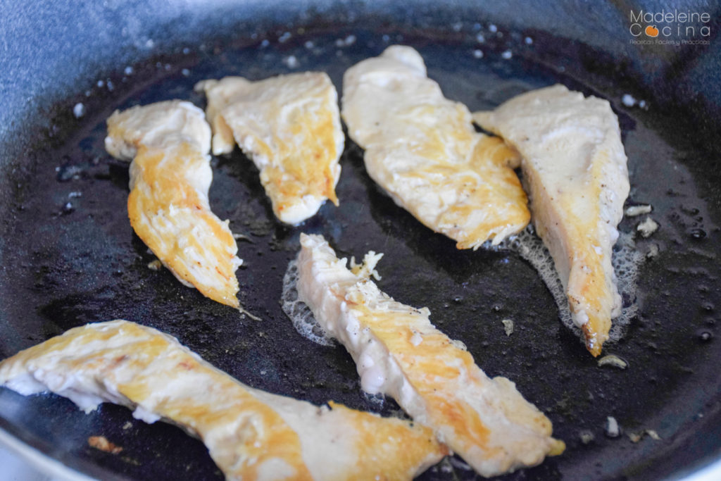 Tiritas de pollo con dip de mostaza y miel | Madeleine Cocina