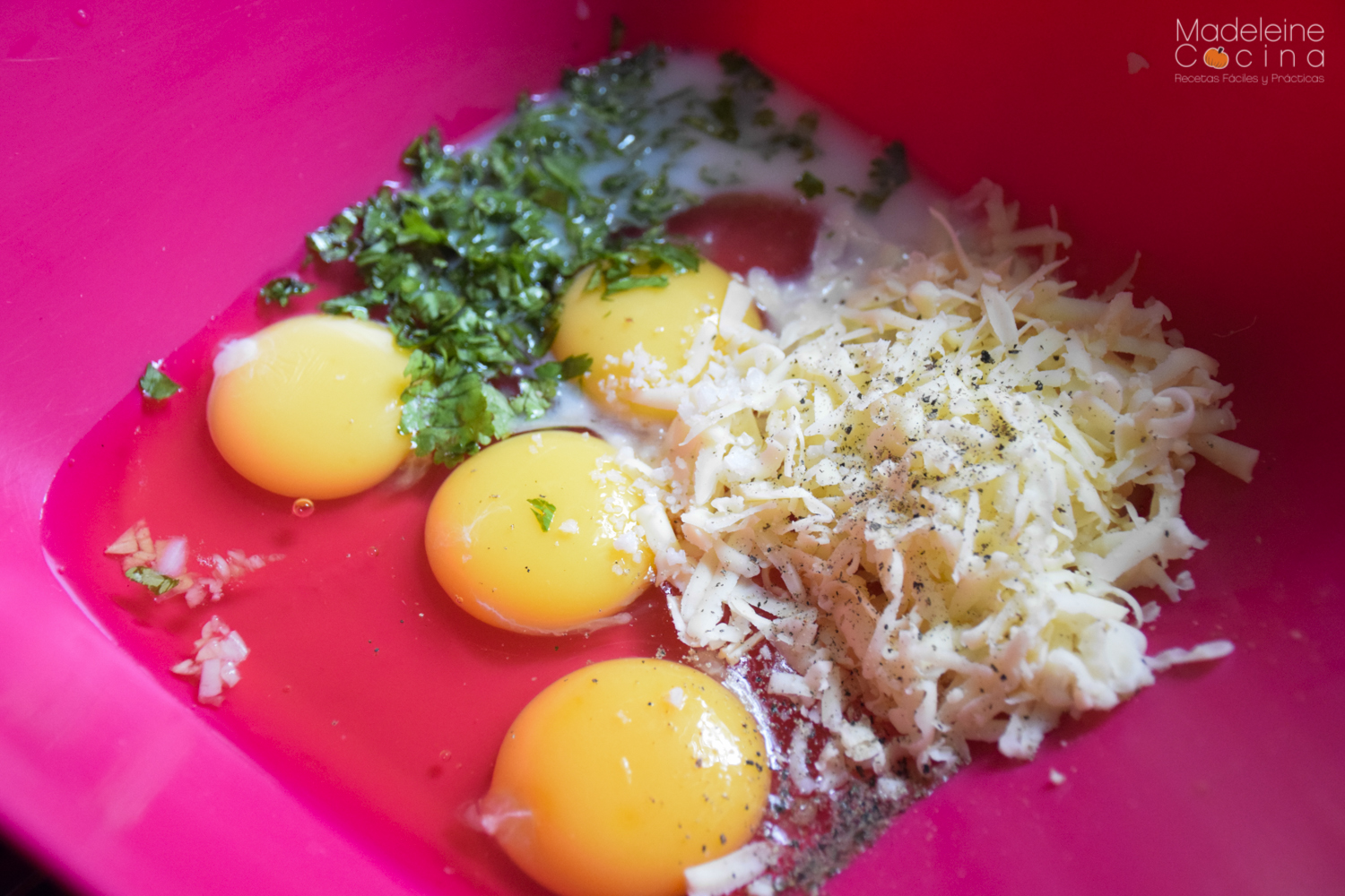 Gratín de papas ralladas con jamón, huevos y cebolla | Madeleine Cocina